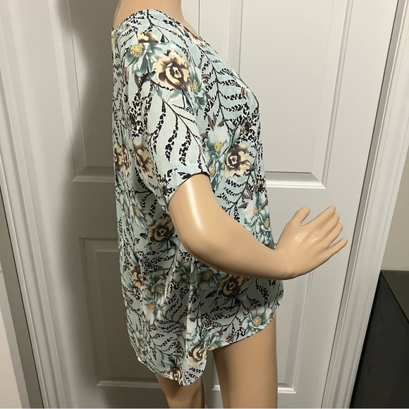 Northern Reflections | Blue floral short sleeve blouse - Picture 2 of 7